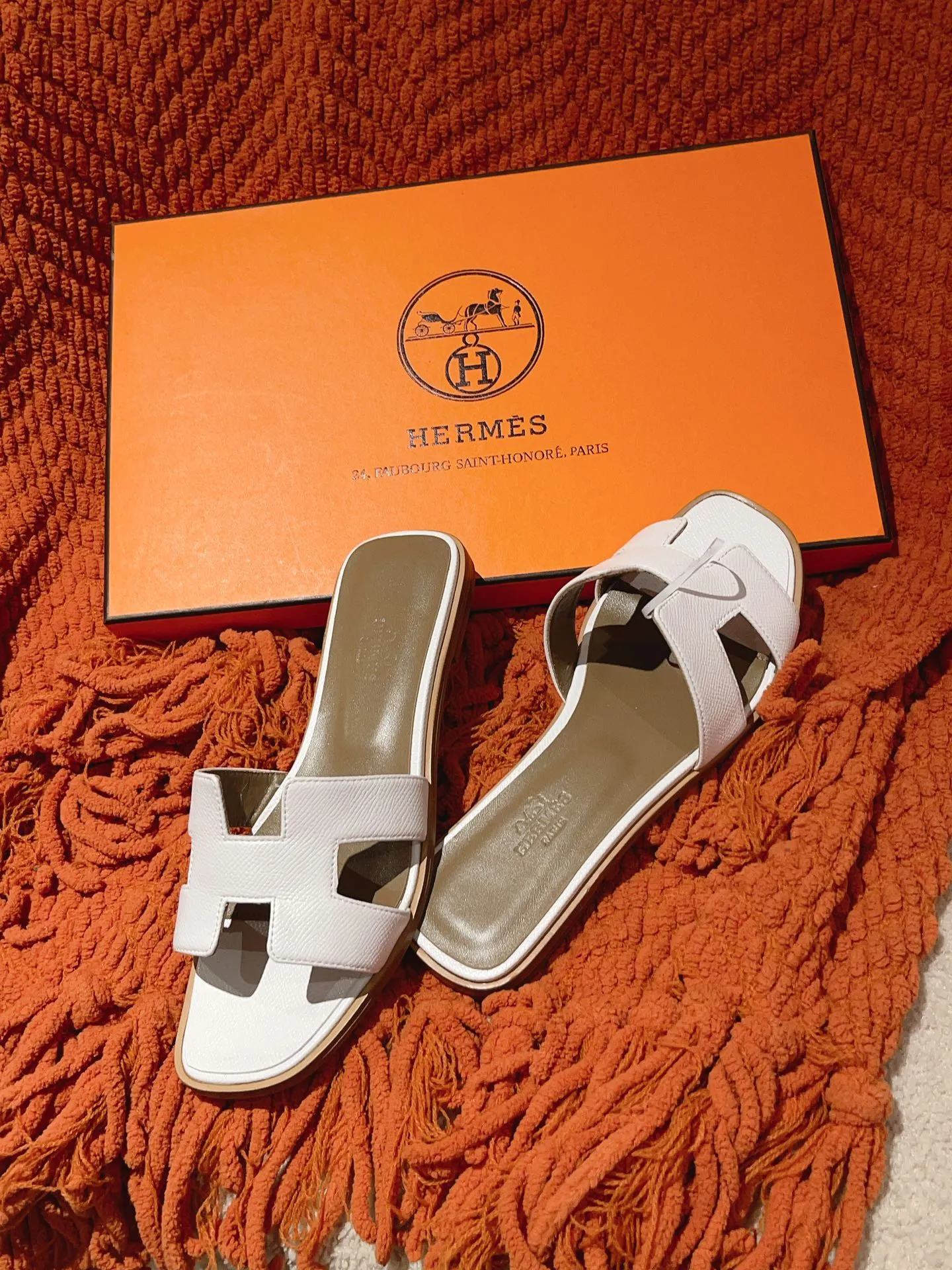 👟👟Ex-factory price 440👟👟 Hermes Hermes H slippers Oasis sandals series——————————Fashionable and versatile Super comfortable Every detail is made to the extreme Original swift calfskin Original 1:1 exclusive private mold upper/original leather outsole ▪️Packaging: Each pair of shoes comes with packaging ▪️SIZE: 35~42 (.40.41.42 customization is non-refundable and non-exchangeable)